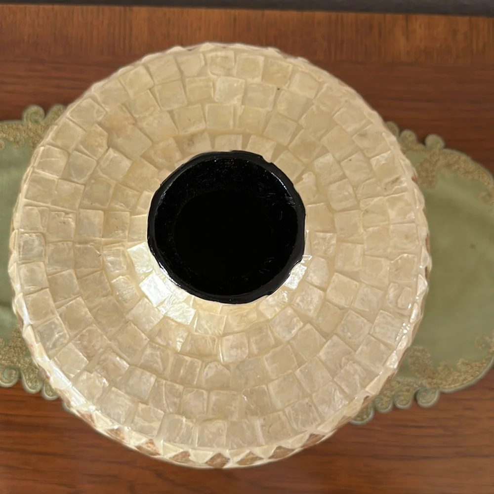 Gold/cream colored shell mosaic vase - Picture 4 of 8
